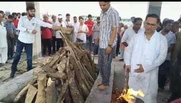 16जेएनडी25-अंतिम संस्कार के दौरान बिलखती मृतक सुनील की मां। संवाद