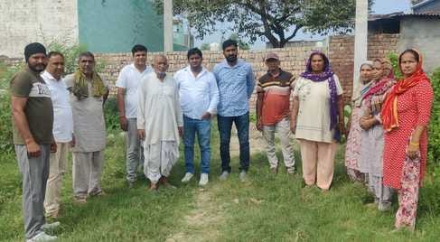 17जेएनडी11: गली में दीवार बनाकर लगाया गया गेट। कालोनीवासी 17जेएनडी11: गली में दीवार बनाकर लगाया गया गेट। कालोनीवासी
