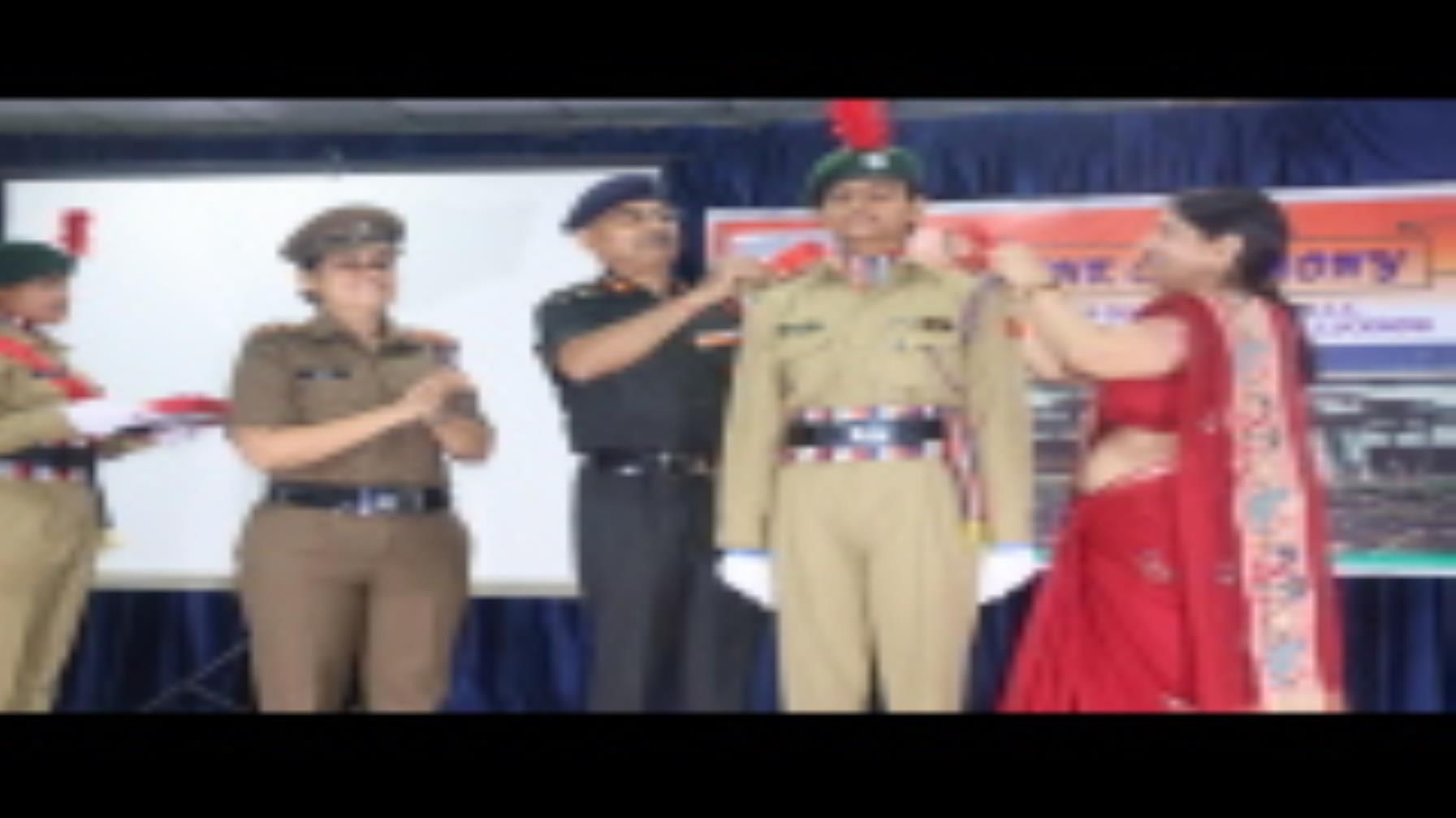 19वीं यूपी गर्ल्स बटालियन एनसीसी का रैंक समारोह अवध गर्ल्स डिग्री कॉलेज में मंगलवार को हुआ। 