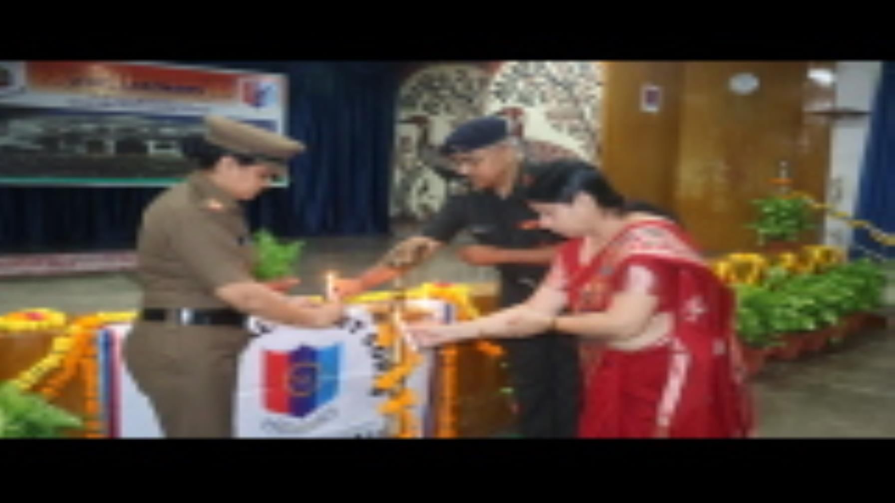 19वीं यूपी गर्ल्स बटालियन एनसीसी का रैंक समारोह अवध गर्ल्स डिग्री कॉलेज में मंगलवार को हुआ। 
