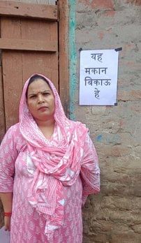 बागपत के खेड़ा इस्लामपुर गांव में खुली बैठक का एजेंडा मागने आई महिलाओं को बाहर निकालते अधिाकार