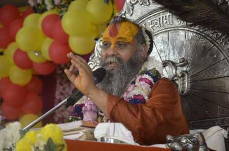 चरथावल ठाकुरद्वारा मंदिर में कथा के दौरान भजनों पर नृत्य करतीं महिलाएं: संवाद चरथावल ठाकुरद्वारा मंदिर में कथा के दौरान भजनों पर नृत्य करतीं महिलाएं: संवाद
