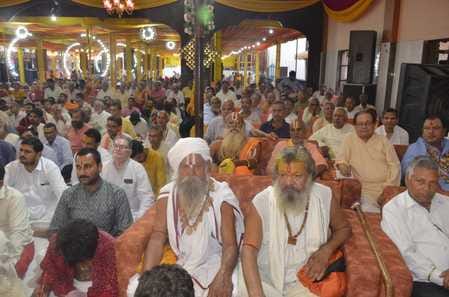 चरथावल ठाकुरद्वारा मंदिर में कथा के दौरान भजनों पर नृत्य करतीं महिलाएं: संवाद चरथावल ठाकुरद्वारा मंदिर में कथा के दौरान भजनों पर नृत्य करतीं महिलाएं: संवाद