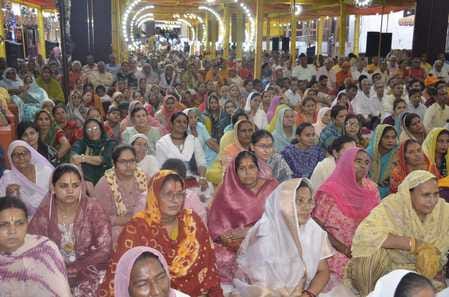 चरथावल ठाकुरद्वारा मंदिर में कथा के दौरान भजनों पर नृत्य करतीं महिलाएं: संवाद चरथावल ठाकुरद्वारा मंदिर में कथा के दौरान भजनों पर नृत्य करतीं महिलाएं: संवाद