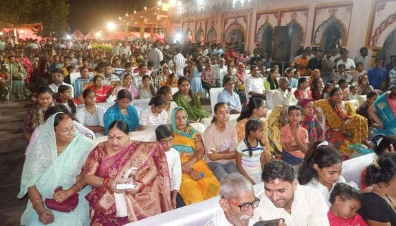 फोटो-01- खेतुई बालाजी मंदिर परिसर में भजन गाती गायिका मैथिली ठाकुर। संवाद फोटो-01- खेतुई बालाजी मंदिर परिसर में भजन गाती गायिका मैथिली ठाकुर। संवाद