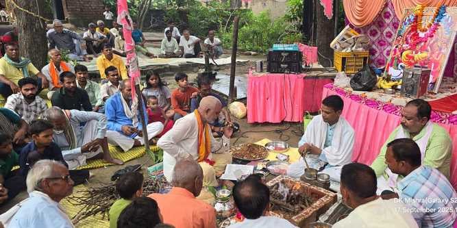 फोटो-34-मेडिकल कॉलेज की सेंट्रल लैब में मशीनों का पूजन करते स्वास्थ्य कर्मी। स्रोत स्वयं फोटो-34-मेडिकल कॉलेज की सेंट्रल लैब में मशीनों का पूजन करते स्वास्थ्य कर्मी। स्रोत स्वयं