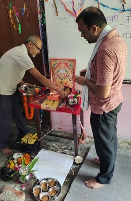 फोटो-34-मेडिकल कॉलेज की सेंट्रल लैब में मशीनों का पूजन करते स्वास्थ्य कर्मी। स्रोत स्वयं फोटो-34-मेडिकल कॉलेज की सेंट्रल लैब में मशीनों का पूजन करते स्वास्थ्य कर्मी। स्रोत स्वयं