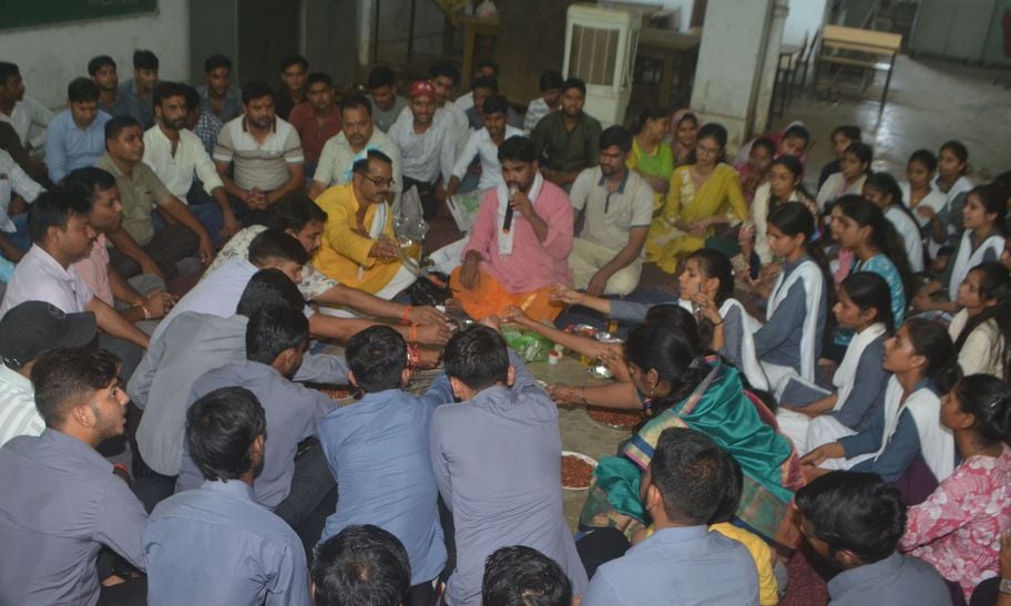 फोटो-34-मेडिकल कॉलेज की सेंट्रल लैब में मशीनों का पूजन करते स्वास्थ्य कर्मी। स्रोत स्वयं फोटो-34-मेडिकल कॉलेज की सेंट्रल लैब में मशीनों का पूजन करते स्वास्थ्य कर्मी। स्रोत स्वयं