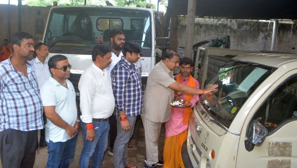 फोटो-34-मेडिकल कॉलेज की सेंट्रल लैब में मशीनों का पूजन करते स्वास्थ्य कर्मी। स्रोत स्वयं फोटो-34-मेडिकल कॉलेज की सेंट्रल लैब में मशीनों का पूजन करते स्वास्थ्य कर्मी। स्रोत स्वयं