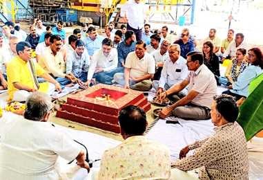 फोटो-34-मेडिकल कॉलेज की सेंट्रल लैब में मशीनों का पूजन करते स्वास्थ्य कर्मी। स्रोत स्वयं फोटो-34-मेडिकल कॉलेज की सेंट्रल लैब में मशीनों का पूजन करते स्वास्थ्य कर्मी। स्रोत स्वयं