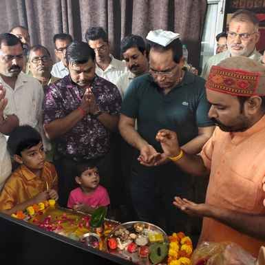 फोटो-34-मेडिकल कॉलेज की सेंट्रल लैब में मशीनों का पूजन करते स्वास्थ्य कर्मी। स्रोत स्वयं फोटो-34-मेडिकल कॉलेज की सेंट्रल लैब में मशीनों का पूजन करते स्वास्थ्य कर्मी। स्रोत स्वयं