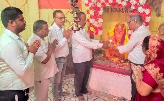 फोटो-34-मेडिकल कॉलेज की सेंट्रल लैब में मशीनों का पूजन करते स्वास्थ्य कर्मी। स्रोत स्वयं फोटो-34-मेडिकल कॉलेज की सेंट्रल लैब में मशीनों का पूजन करते स्वास्थ्य कर्मी। स्रोत स्वयं