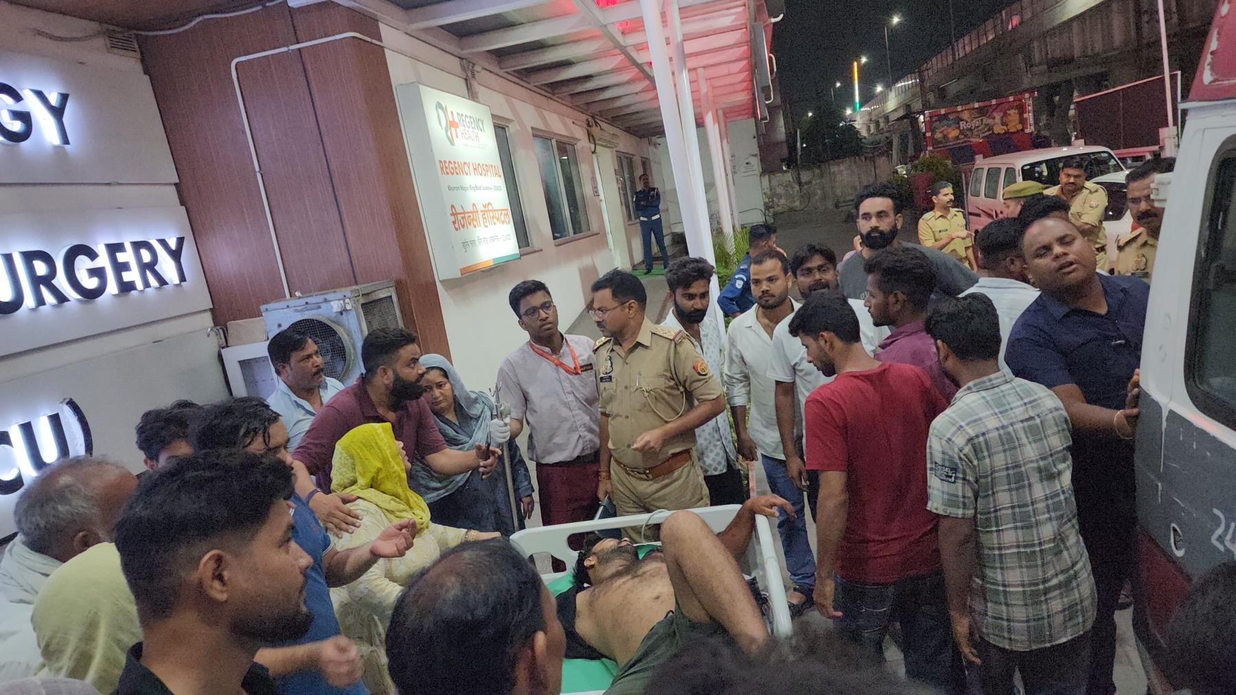 गुडंबा में आसिफ के घर में मौजूद पुलिसकर्मी, घटनास्थल के बाहर जांच करती पुलिस व अस्पताल के बाहर 