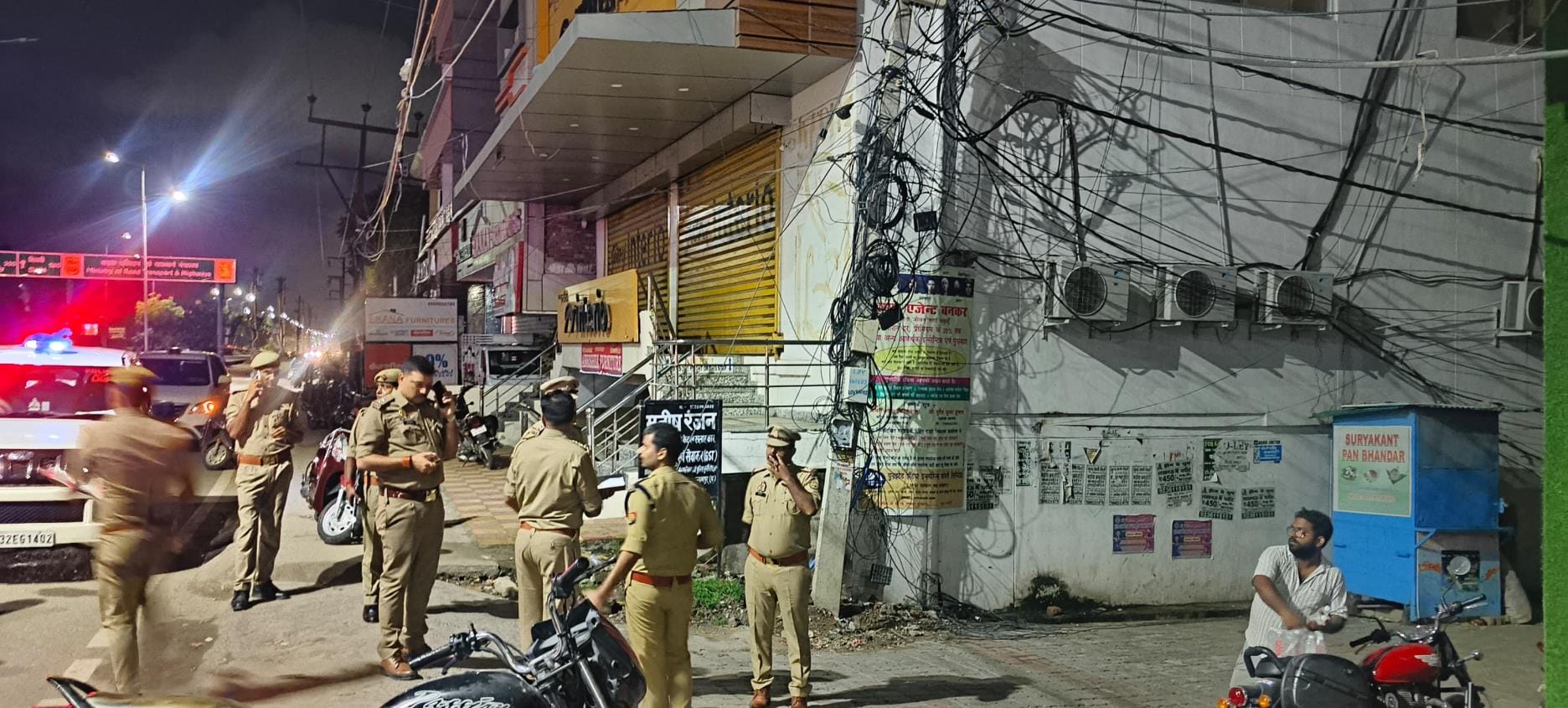 गुडंबा में आसिफ के घर में मौजूद पुलिसकर्मी, घटनास्थल के बाहर जांच करती पुलिस व अस्पताल के बाहर 
