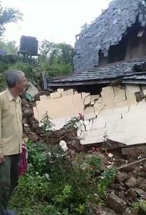 घुमारवीं के सनौर में क्षतिग्रस्त हुई गोशाला। संवाद