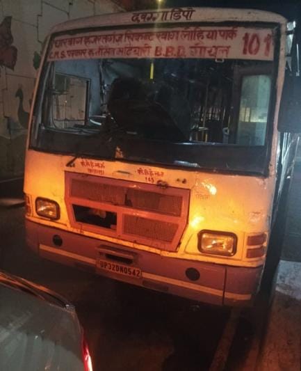 इसी बस के इंजन से उठा धुआं। इसी बस के इंजन से उठा धुआं।