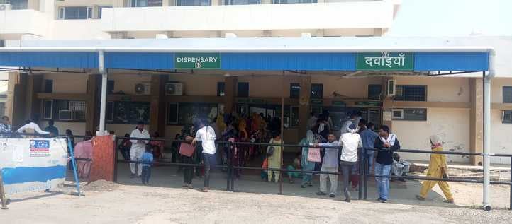 जिला नागरिक अस्पताल में ओपीडी में अपनी बारी का इंतजार करते मरीज  संवाद 