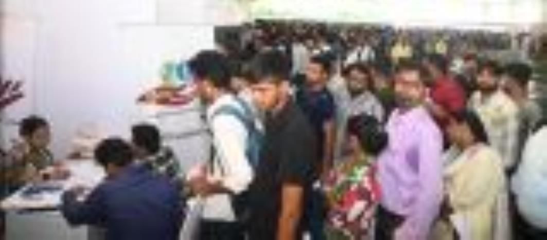 कॉल्विन तालुकेदार्स कॉलेज परिसर में मंगलवार को शुरू हुए दो दिवसीय लखनऊ कौशल महोत्सव में युवाओं 