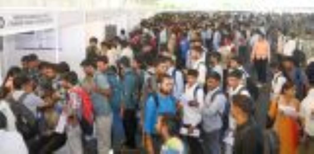कॉल्विन तालुकेदार्स कॉलेज परिसर में मंगलवार को शुरू हुए दो दिवसीय लखनऊ कौशल महोत्सव में युवाओं 
