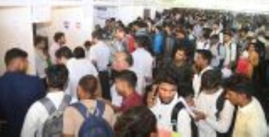 कॉल्विन तालुकेदार्स कॉलेज परिसर में मंगलवार को शुरू हुए दो दिवसीय लखनऊ कौशल महोत्सव में युवाओं 