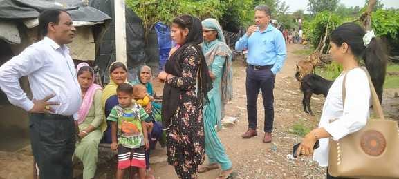 कुरुक्षेत्र। चक्रवर्ती मौहल्ले में लोगों से बातचीत कर स्थिति का जायजा लेते डिप्टी सिविल सर्जन कुरुक्षेत्र। चक्रवर्ती मौहल्ले में लोगों से बातचीत कर स्थिति का जायजा लेते डिप्टी सिविल सर्जन