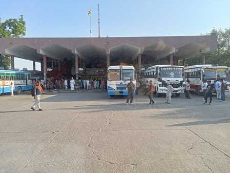 कुरुक्षेत्र। नये बस स्टैंड परिसर में खड़ी रोडवेज की बसें। संवाद कुरुक्षेत्र। नये बस स्टैंड परिसर में खड़ी रोडवेज की बसें। संवाद