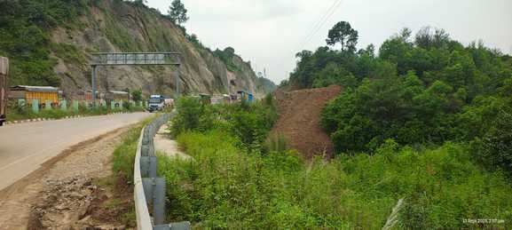 कीरतपुर.नेरचौक फोरलेन पर क्यारियां जंगल में डंप किया गया मलबा। संवाद कीरतपुर.नेरचौक फोरलेन पर क्यारियां जंगल में डंप किया गया मलबा। संवाद