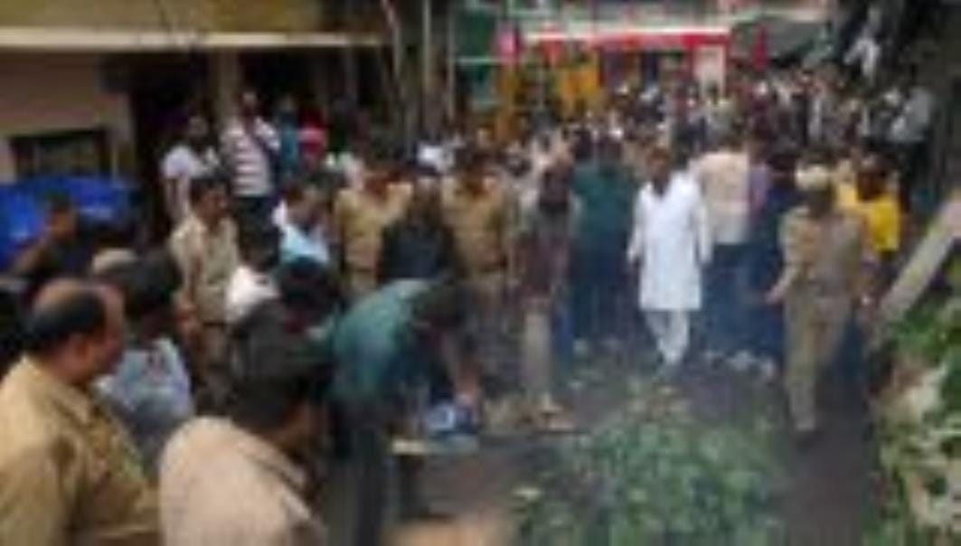 कैसरबाग की मछली मंडी में मंगलवार को पुराना पेड़ गिर पड़ा। इसके नीचे कई लोग दब गए। एक की मौत हो कैसरबाग की मछली मंडी में मंगलवार को पुराना पेड़ गिर पड़ा। इसके नीचे कई लोग दब गए। एक की मौत हो