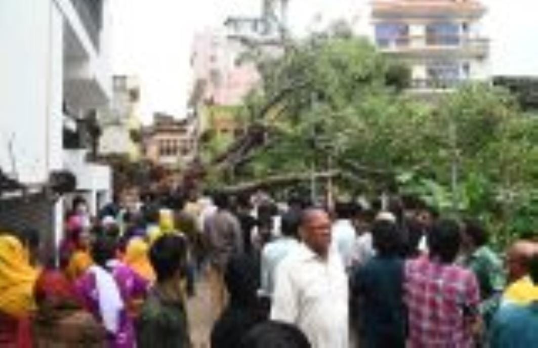कैसरबाग की मछली मंडी में मंगलवार को पुराना पेड़ गिर पड़ा। इसके नीचे कई लोग दब गए। एक की मौत हो कैसरबाग की मछली मंडी में मंगलवार को पुराना पेड़ गिर पड़ा। इसके नीचे कई लोग दब गए। एक की मौत हो