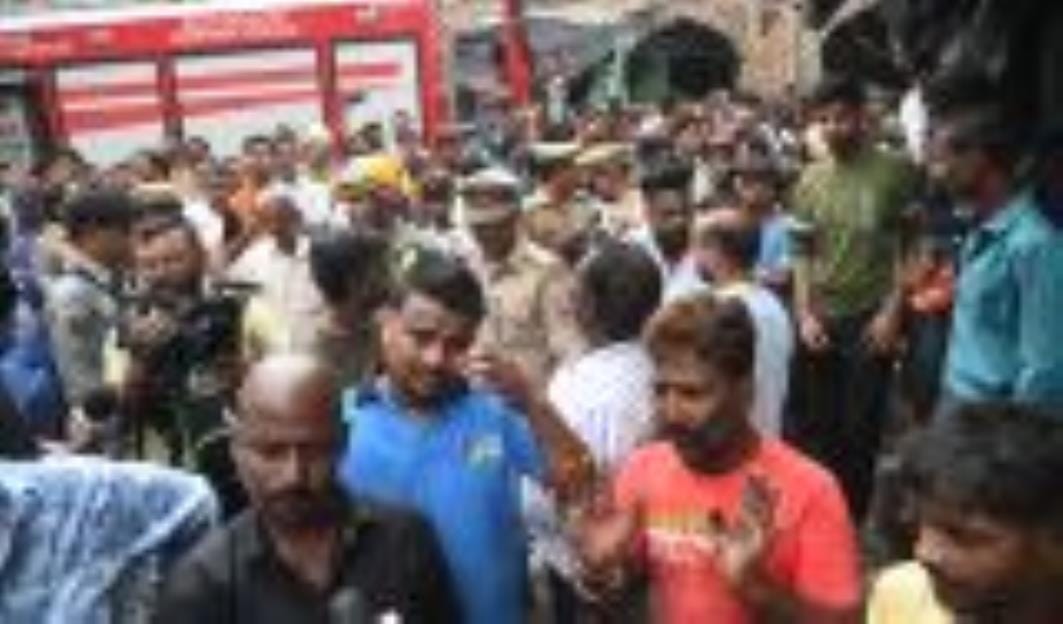 कैसरबाग की मछली मंडी में मंगलवार को पुराना पेड़ गिर पड़ा। इसके नीचे कई लोग दब गए। एक की मौत हो कैसरबाग की मछली मंडी में मंगलवार को पुराना पेड़ गिर पड़ा। इसके नीचे कई लोग दब गए। एक की मौत हो