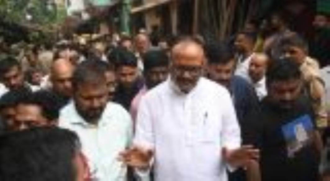 कैसरबाग की मछली मंडी में मंगलवार को पुराना पेड़ गिर पड़ा। इसके नीचे कई लोग दब गए। एक की मौत हो कैसरबाग की मछली मंडी में मंगलवार को पुराना पेड़ गिर पड़ा। इसके नीचे कई लोग दब गए। एक की मौत हो