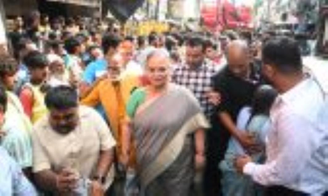 कैसरबाग की मछली मंडी में मंगलवार को पुराना पेड़ गिर पड़ा। इसके नीचे कई लोग दब गए। एक की मौत हो कैसरबाग की मछली मंडी में मंगलवार को पुराना पेड़ गिर पड़ा। इसके नीचे कई लोग दब गए। एक की मौत हो