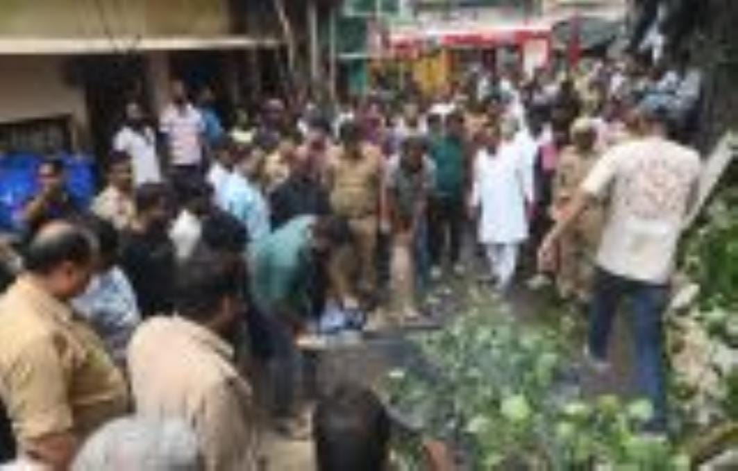 कैसरबाग की मछली मंडी में मंगलवार को पुराना पेड़ गिर पड़ा। इसके नीचे कई लोग दब गए। एक की मौत हो कैसरबाग की मछली मंडी में मंगलवार को पुराना पेड़ गिर पड़ा। इसके नीचे कई लोग दब गए। एक की मौत हो