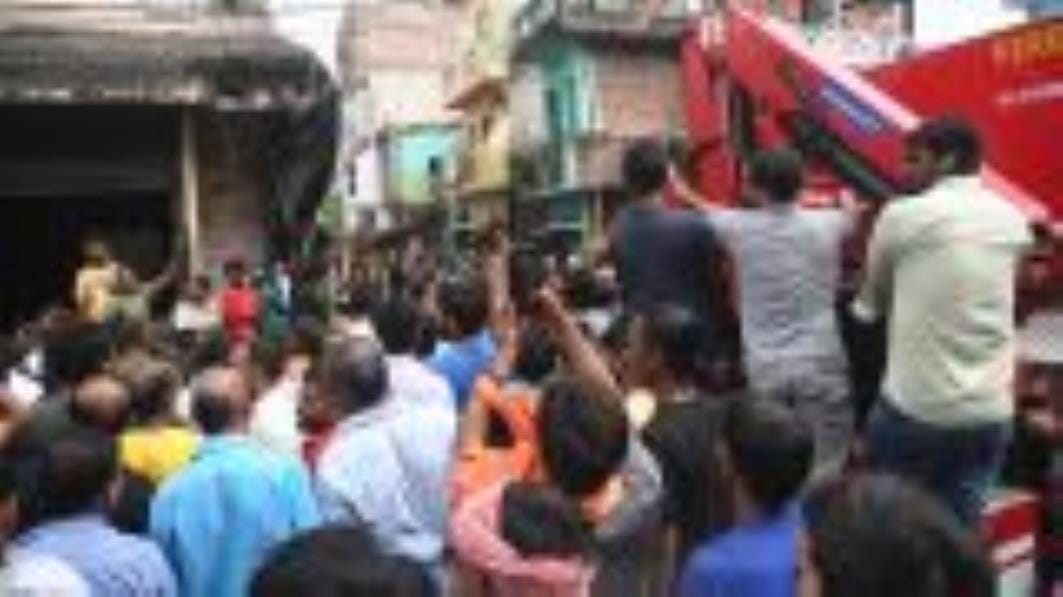 कैसरबाग की मछली मंडी में मंगलवार को पुराना पेड़ गिर पड़ा। इसके नीचे कई लोग दब गए। एक की मौत हो कैसरबाग की मछली मंडी में मंगलवार को पुराना पेड़ गिर पड़ा। इसके नीचे कई लोग दब गए। एक की मौत हो