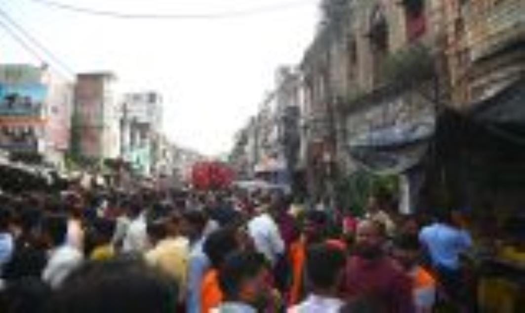कैसरबाग की मछली मंडी में मंगलवार को पुराना पेड़ गिर पड़ा। इसके नीचे कई लोग दब गए। एक की मौत हो कैसरबाग की मछली मंडी में मंगलवार को पुराना पेड़ गिर पड़ा। इसके नीचे कई लोग दब गए। एक की मौत हो