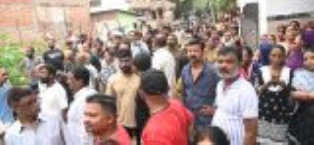 कैसरबाग की मछली मंडी में मंगलवार दोपहर पीपल का 150 वर्ष पुराना पेड़ गिर गया। इसकी चपेट में आकर 