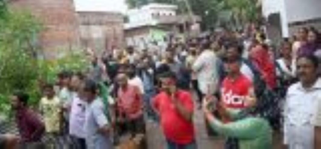 कैसरबाग की मछली मंडी में मंगलवार दोपहर पीपल का 150 वर्ष पुराना पेड़ गिर गया। इसकी चपेट में आकर 