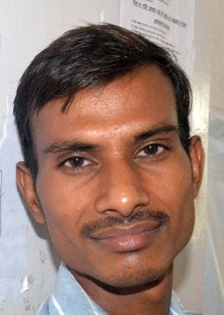 कैंट स्थित मुख्य डाकघर कार्यालय में आधार कार्ड बनवाती महिला। संवाद कैंट स्थित मुख्य डाकघर कार्यालय में आधार कार्ड बनवाती महिला। संवाद