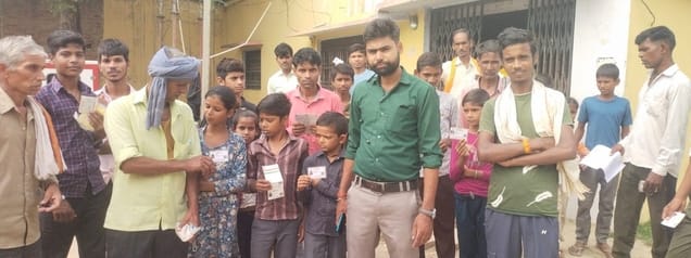 कैंट स्थित मुख्य डाकघर कार्यालय में आधार कार्ड बनवाती महिला। संवाद कैंट स्थित मुख्य डाकघर कार्यालय में आधार कार्ड बनवाती महिला। संवाद