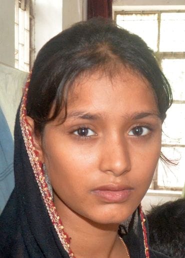 कैंट स्थित मुख्य डाकघर कार्यालय में आधार कार्ड बनवाती महिला। संवाद कैंट स्थित मुख्य डाकघर कार्यालय में आधार कार्ड बनवाती महिला। संवाद