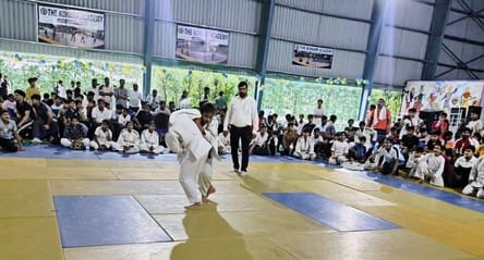 लाडवा। राज्य स्तरीय जूडो प्रतियोगिता में भिड़ते खिलाड़ी। संवाद