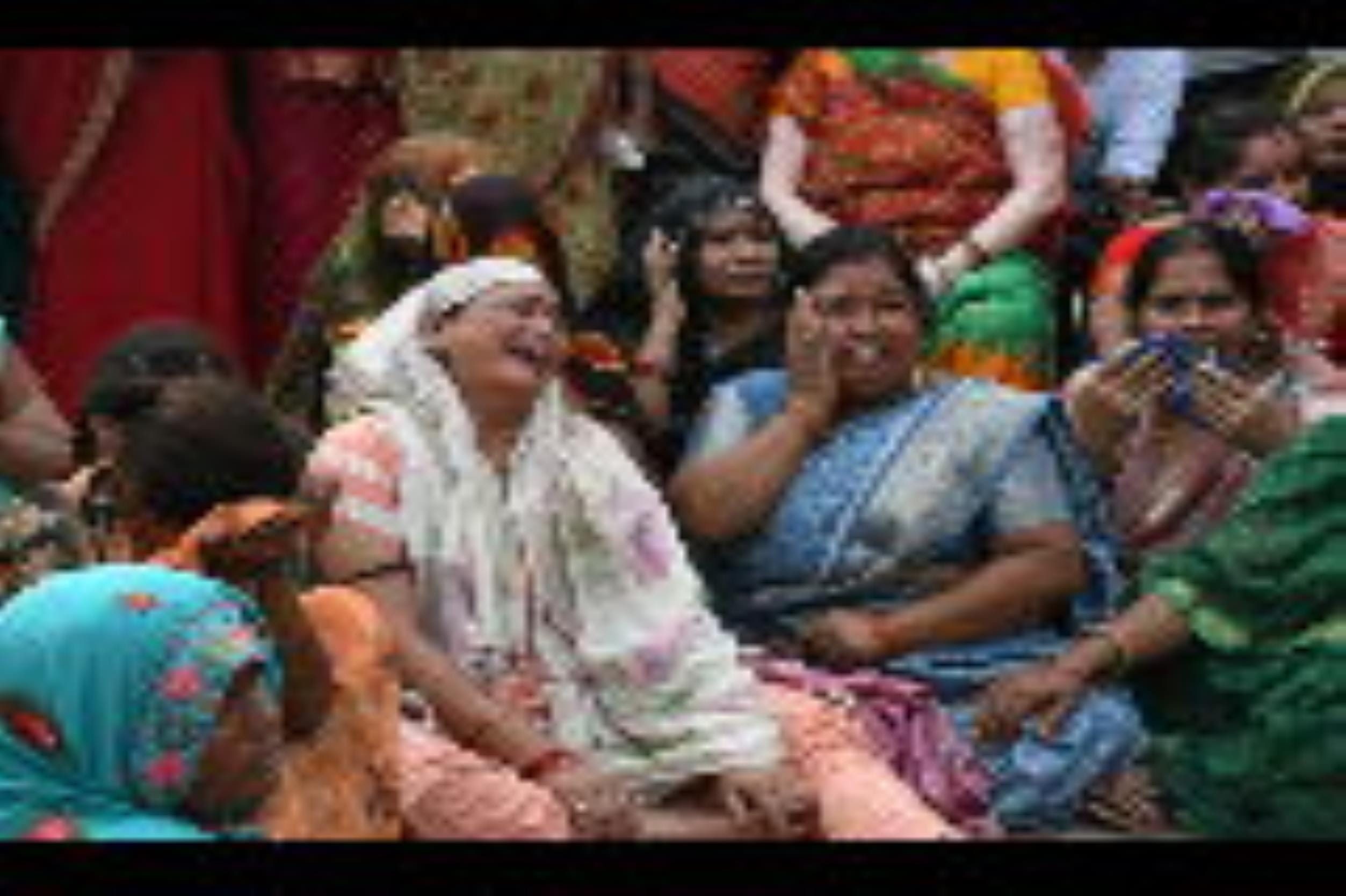 मोहनलालगंज के धनुवासाड़ गांव में यश का शव देख विलाप करतीं मां विमला देवी और पिता सुरेश यादव व उ मोहनलालगंज के धनुवासाड़ गांव में यश का शव देख विलाप करतीं मां विमला देवी और पिता सुरेश यादव व उ