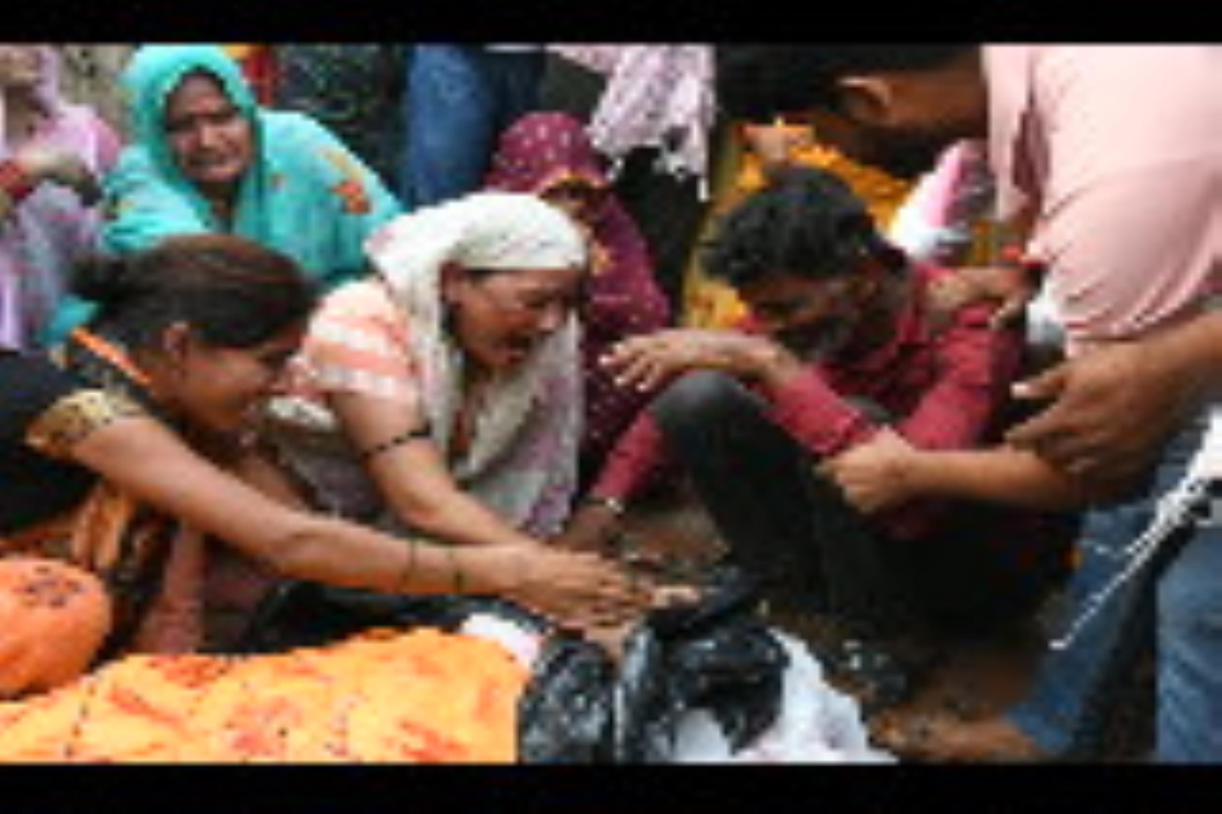 मोहनलालगंज के धनुवासाड़ गांव में यश का शव देख विलाप करतीं मां विमला देवी और पिता सुरेश यादव व उ मोहनलालगंज के धनुवासाड़ गांव में यश का शव देख विलाप करतीं मां विमला देवी और पिता सुरेश यादव व उ