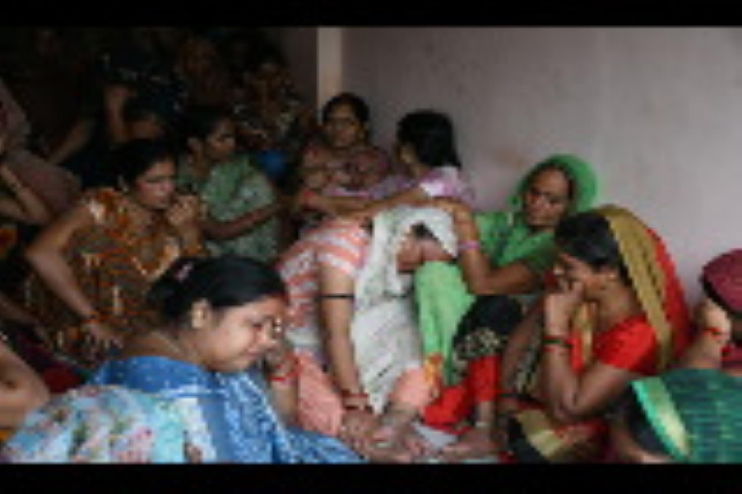 मोहनलालगंज के धनुवासाड़ गांव में यश का शव देख विलाप करतीं मां विमला देवी और पिता सुरेश यादव व उ मोहनलालगंज के धनुवासाड़ गांव में यश का शव देख विलाप करतीं मां विमला देवी और पिता सुरेश यादव व उ