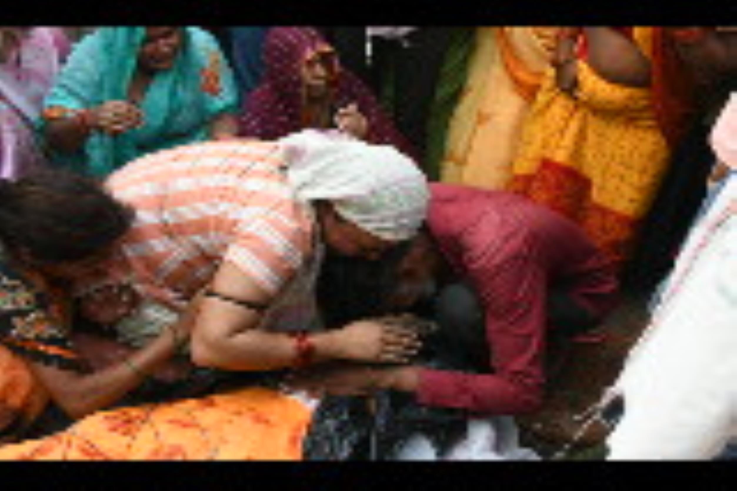 मोहनलालगंज के धनुवासाड़ गांव में यश का शव देख विलाप करतीं मां विमला देवी और पिता सुरेश यादव व उ मोहनलालगंज के धनुवासाड़ गांव में यश का शव देख विलाप करतीं मां विमला देवी और पिता सुरेश यादव व उ