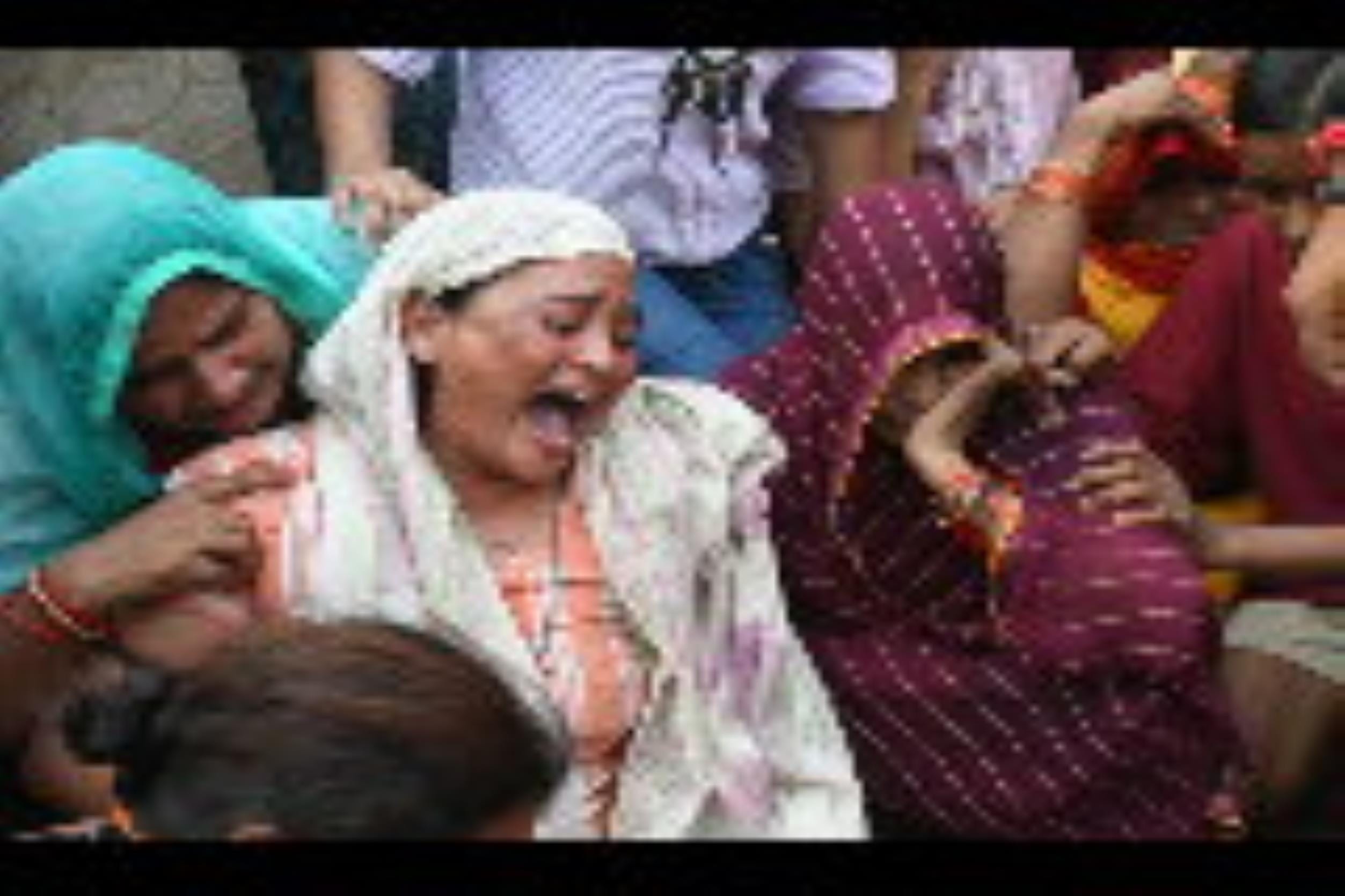 मोहनलालगंज के धनुवासाड़ गांव में यश का शव देख विलाप करतीं मां विमला देवी और पिता सुरेश यादव व उ मोहनलालगंज के धनुवासाड़ गांव में यश का शव देख विलाप करतीं मां विमला देवी और पिता सुरेश यादव व उ