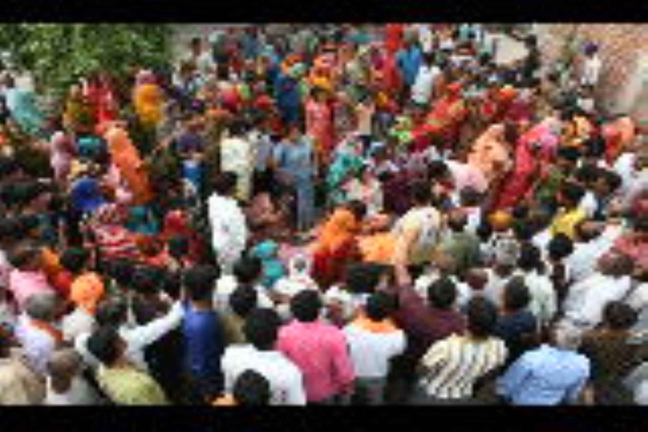 मोहनलालगंज के धनुवासाड़ गांव में यश का शव देख विलाप करतीं मां विमला देवी और पिता सुरेश यादव व उ मोहनलालगंज के धनुवासाड़ गांव में यश का शव देख विलाप करतीं मां विमला देवी और पिता सुरेश यादव व उ
