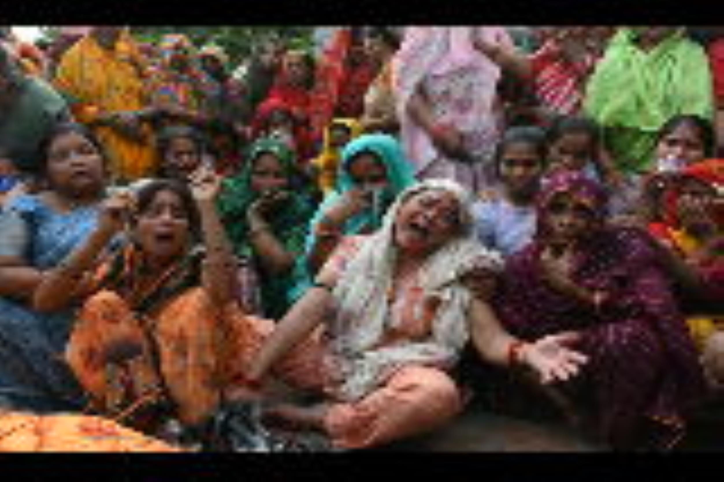 मोहनलालगंज के धनुवासाड़ गांव में यश का शव देख विलाप करतीं मां विमला देवी और पिता सुरेश यादव व उ मोहनलालगंज के धनुवासाड़ गांव में यश का शव देख विलाप करतीं मां विमला देवी और पिता सुरेश यादव व उ