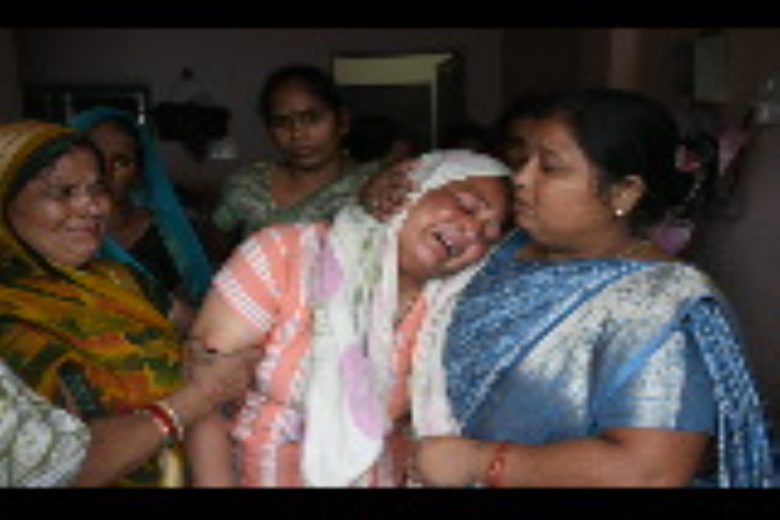 मोहनलालगंज के धनुवासाड़ गांव में यश का शव देख विलाप करतीं मां विमला देवी और पिता सुरेश यादव व उ मोहनलालगंज के धनुवासाड़ गांव में यश का शव देख विलाप करतीं मां विमला देवी और पिता सुरेश यादव व उ