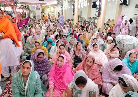 पुवायां में संत सुखदेव सिंह की बरसी पर कीर्तन करता रागी जत्था। संवाद पुवायां में संत सुखदेव सिंह की बरसी पर कीर्तन करता रागी जत्था। संवाद